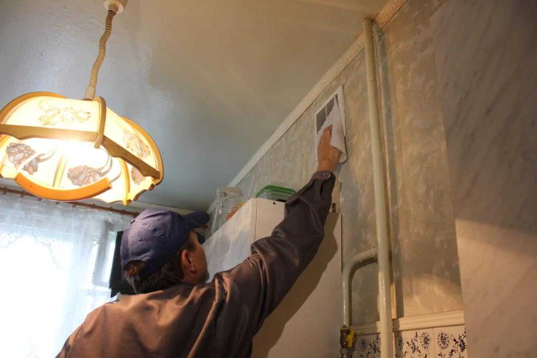 Проверить тягу в дымоходе можно листом бумаге Как проверить дымоход