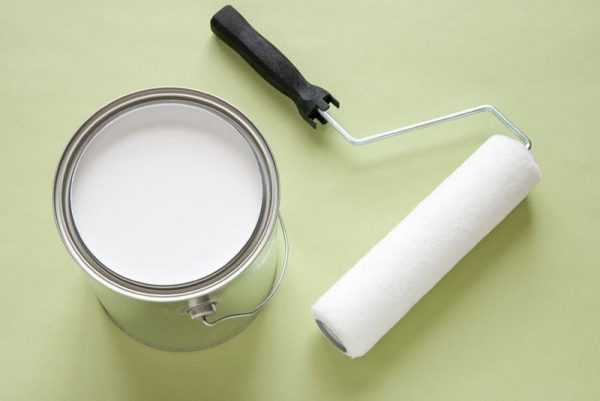 Банка с белой краской и валик Белая краска