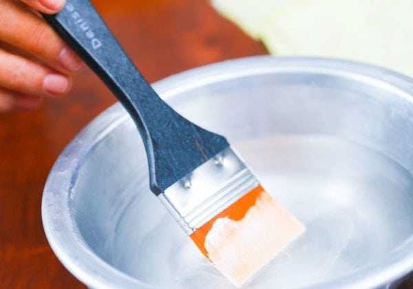 Замачивание кисти в воде Кисточка, помещенная в воду ворсом вниз