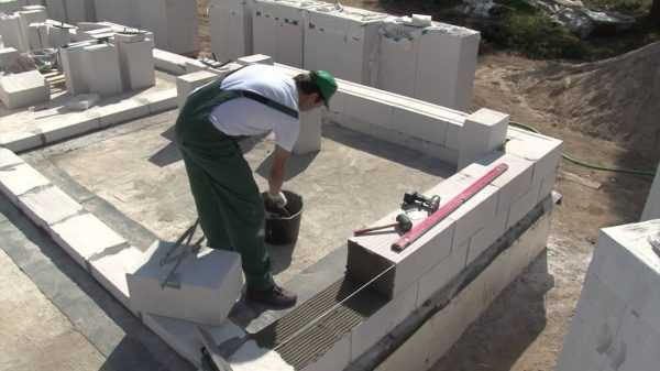 Кладка стен из пеноблоков Для укладки газобетонных блоков требуется специальный состав