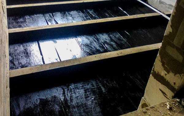 Покрытие древесины битумно-полимерным составом Кордон можно использовать для обработки дерева