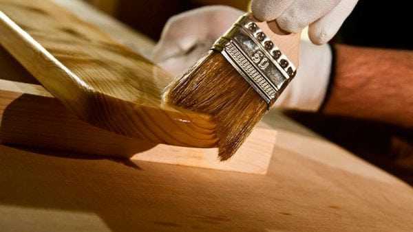 Бесцветная краска подчеркивает фактурность древесины Красим дерево краской