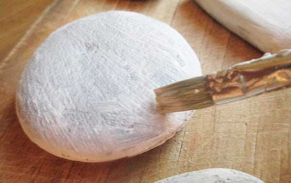 Красить камни удобнее на специальном рабочем месте Покраска камней на столе