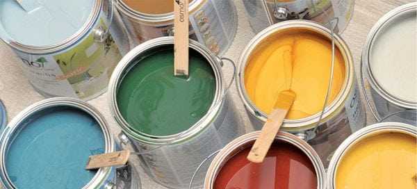 Разнообразные краски для дерева Краски разных цветов для дерева