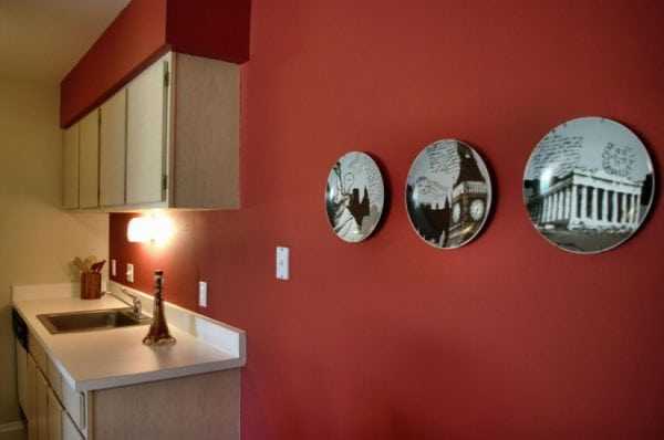 Кухня красная Кухня выкрашена в красный цвет