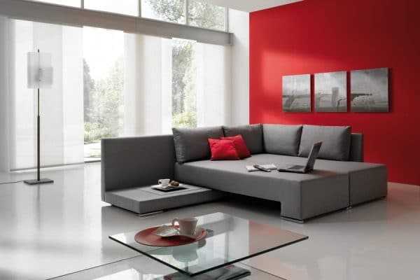 Серый диван на фоне красной стены Сочетание с красным