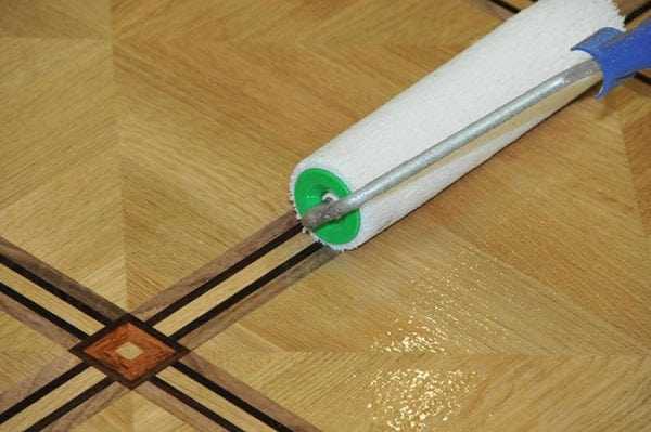 Нанесением лака на паркет велюровым валиком Лакировка паркета валиком