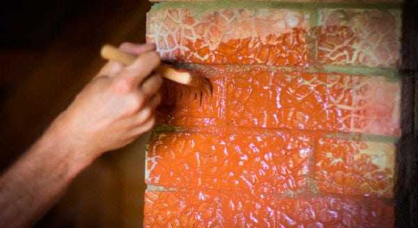 Нанесение лака на печь кистью Лакировка печи