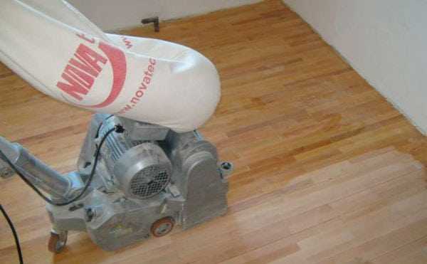 Снятие лака специальной машиной Машинный метод циклевки