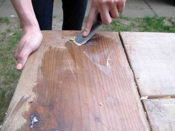 Нанесение воска на деревянный стол Нанесение воска