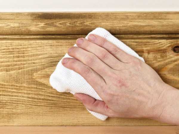 Нанесение масляно-воскового состава Мастика подчеркивает текстуру древесины