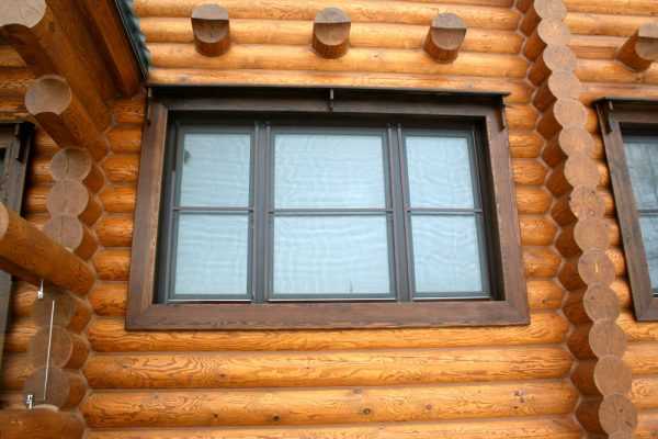 Защита бревен специальным средством Мастика создает водоотталкивающий слой