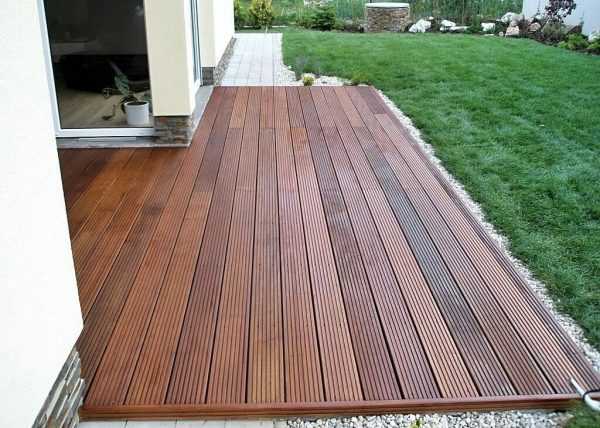 Древесно-полимерные изделия можно эксплуатировать под открытым небом Материал обладает хорошей влагоустойчивостью