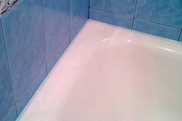 Результат после нанесения герметика Ровный шов в ванной