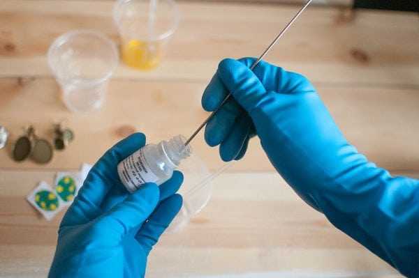 С эпоксидкой нужно работать в перчатках При работе с ювелирной смолой необходимо соблюдать меры безопасности