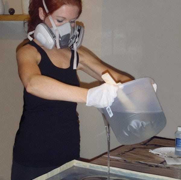 Девушка в респираторе При работе с полиэфирной смолой следует соблюдать меры предосторожности