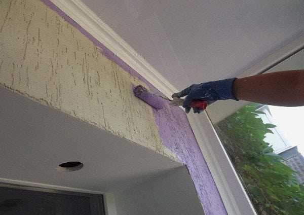 Окрашивание стены Покраска штукатурки короед