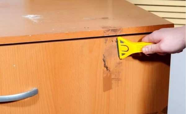 Следы скотча на тумбочке Механическая очистка с мебели