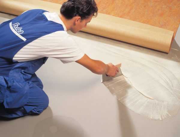 Монтаж линолеума Состав наносится на пол с помощью шпателя