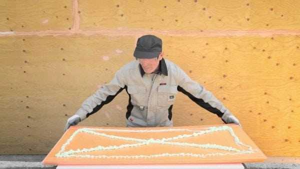 Монтаж пенополистирола на клей Плиты пенополистирола имеют слабую адгезию к клею