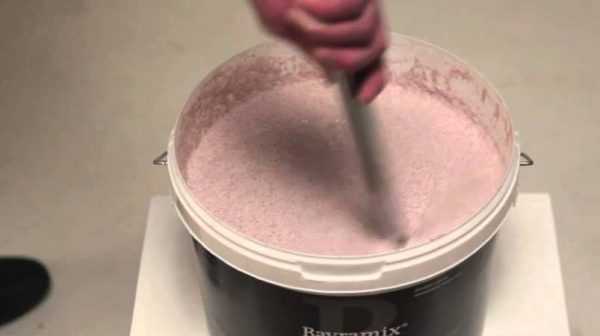 Перемешивание осуществляется ручным способом Мультиколорная краска отличается экологичностью и простотой нанесения