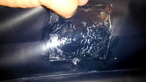 Ремонт с помощью заплатки Наклейка заплатки на место повреждения в бассейне