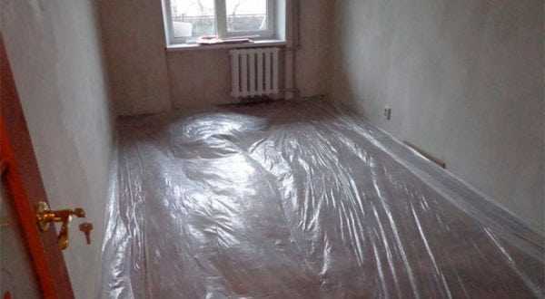 Пол закрытый целлофаном Защита пола целлофаном