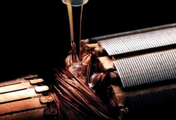 Пропитка лаком обмотки электродвигателя Нанесение лака МЛ-92 методом налива