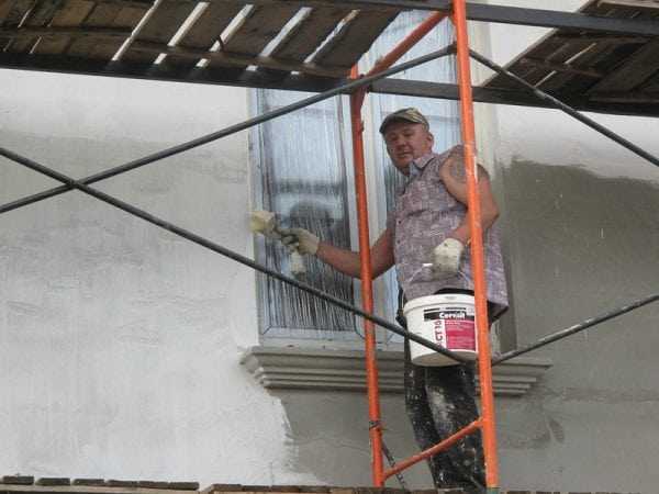 Грунтовка Ceresit CT 16 наносится кистью Нанесение грунта Ceresit CT 16 на стену