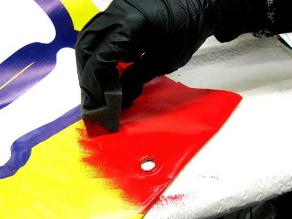 Самостоятельное окрашивание кожи Нанесение краски на кожу поролоновым тампоном