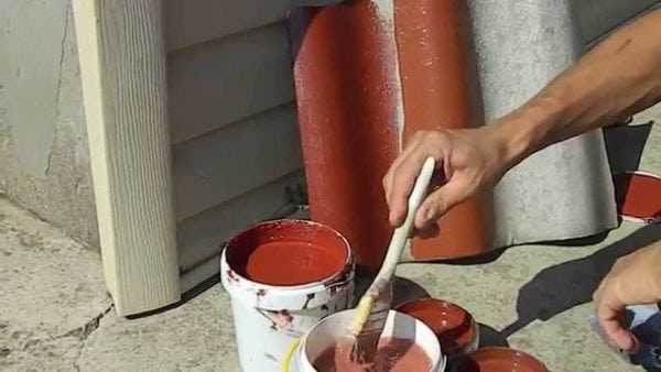 Наносим краску на кусок шифера Красим кусок шифера