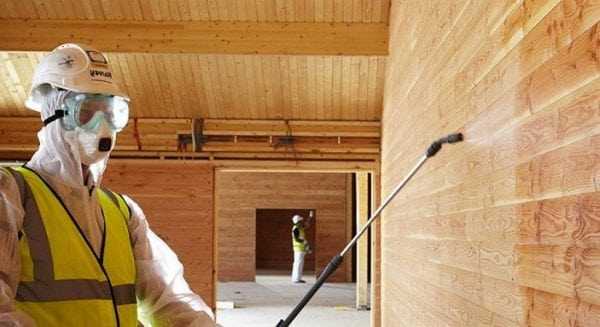 Покраска стены лаком Нанесение ПФ-170 методом безвоздушного распыления