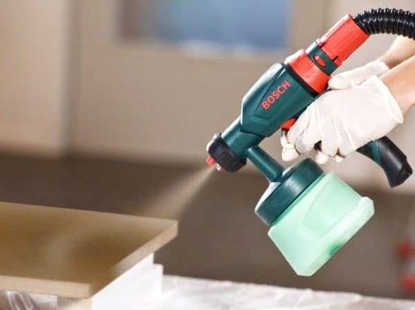 Нанесение защитного покрытия Использование пневмораспылителя для нанесения лака