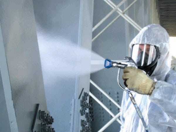 Нанесение лака распылителем Лак ХС-76 наносится с помощью пневматического распылителя