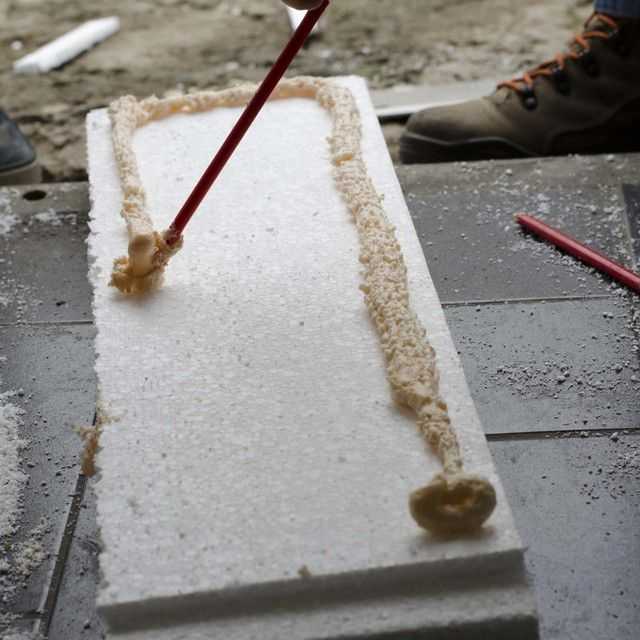 Нанесение монтажной пены на лист пенопласта нанесение монтажной пены