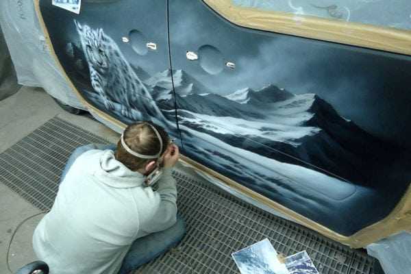 Нанесение краски на стену Нанесение нитроэмали на стену