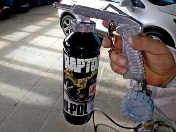 Нанесение Раптора краскопультом Нанесение краски Раптор обычно осуществляется автоматическими способами