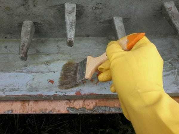 Нанесение смывки на дерево Нанесение смывочного состава на дерево