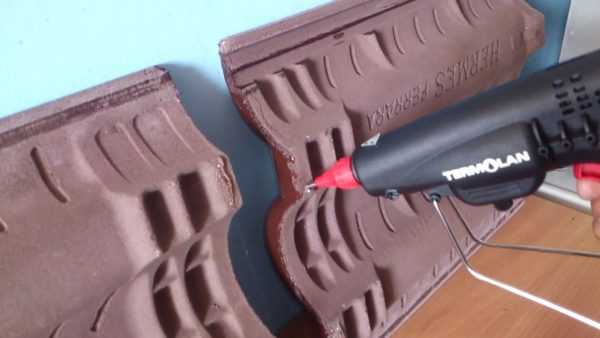 Склейка черепицы Нанесение термопластичного состава с помощью пистолета