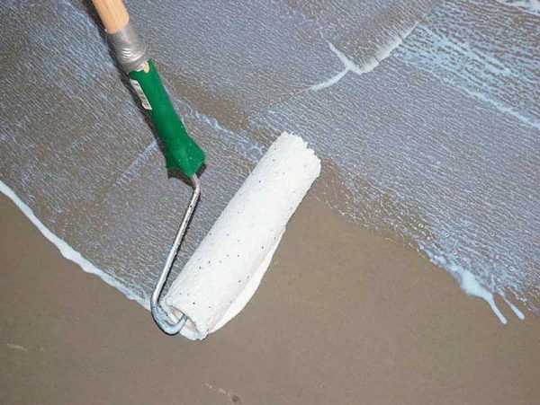 Грунтование стяжки Нанесение дисперсии валиком