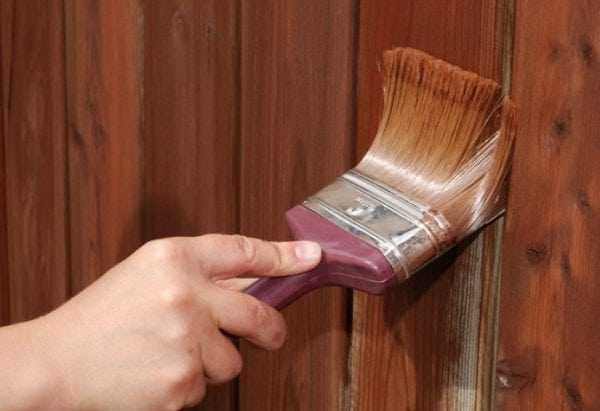 Наносим краску специальными движениями Наносим краску на дерево