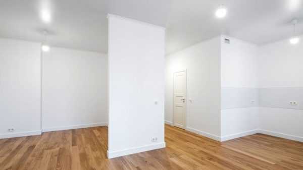 Белые стены и плинтус Напольные планки в тон стен