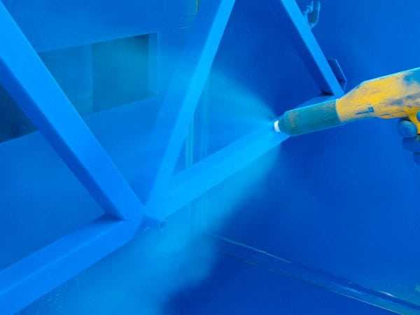 Нанесение порошковой краски распылителем Напыление порошковой краски