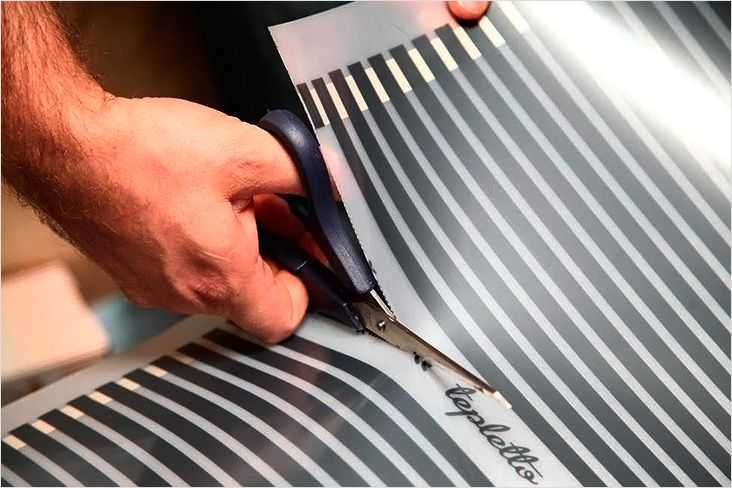 Пленку разрезают по намеченным линиям на куски нужной длины нарезка пленки