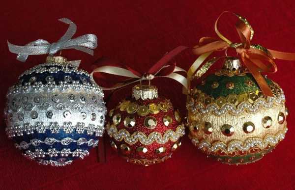 Декорирование елочных шаров Новогодние шары украшены бисером