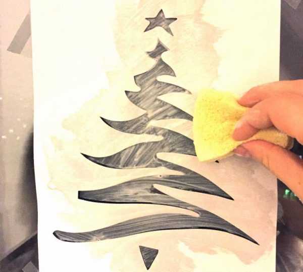 Морозные узоры на окнах Нанесение новогоднего рисунка на окно с помощью губки