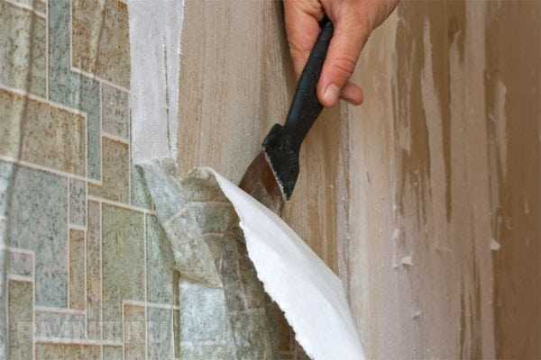 Удаляем обои при помощи шпателя Снимаем старые обои