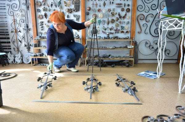 Проводим процедуру обезжиривания Женщина проводит процедуру обезжиривания