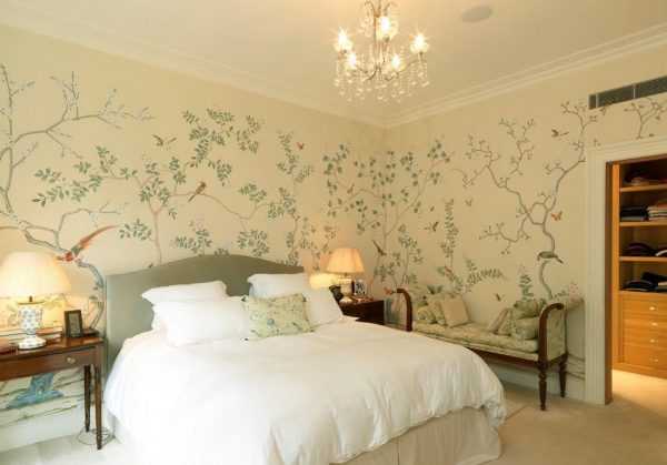 Обои в спальне В спальную комнату подойдут бумажные или виниловые обои