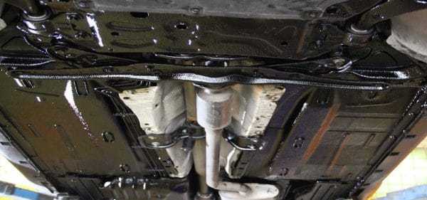 Обработка днища автомобиля Кордон легко наносится на различные покрытия